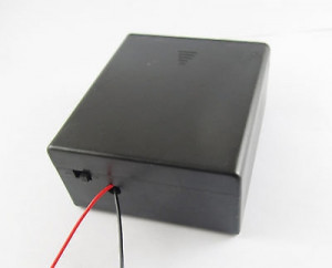 Koszyk na 2 baterie D 1.5V z pokrywką i wyłącznikiem